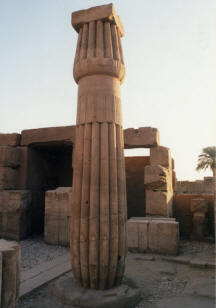 una delle colonne "fascicolate" erette da Thutmosi III 